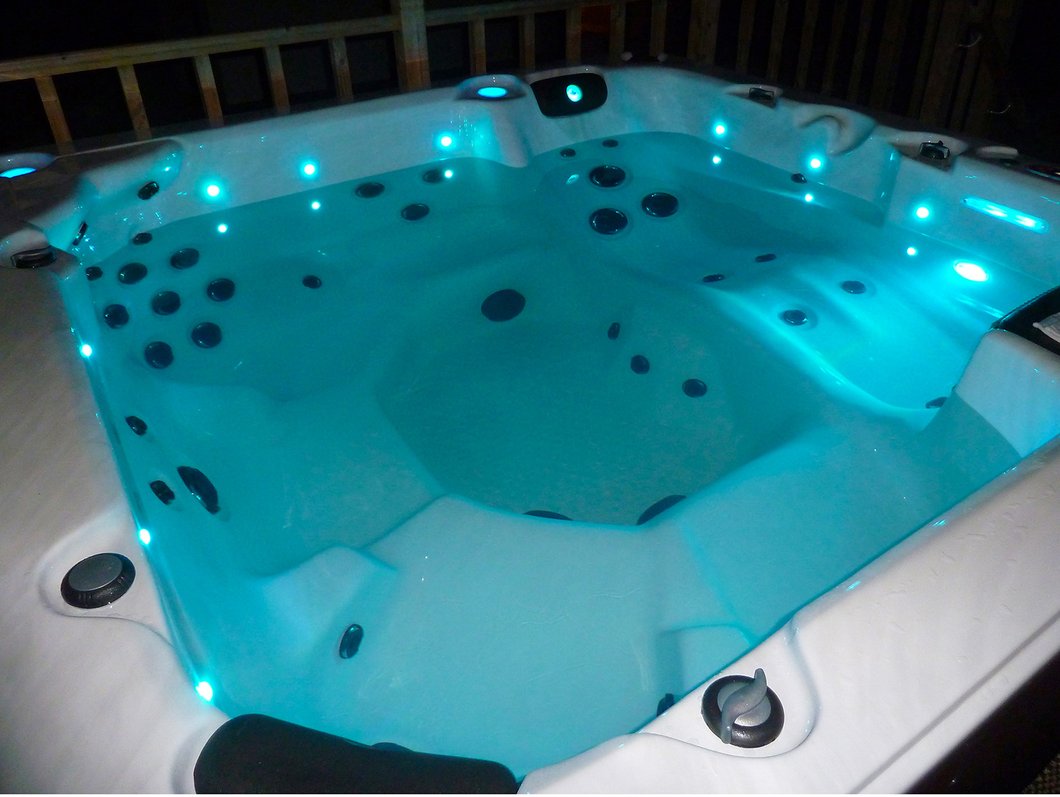 Canadian Spa Thunder Bay 5-6 Person 44 Jetted 5.5 kW Spa Pool - Image 4